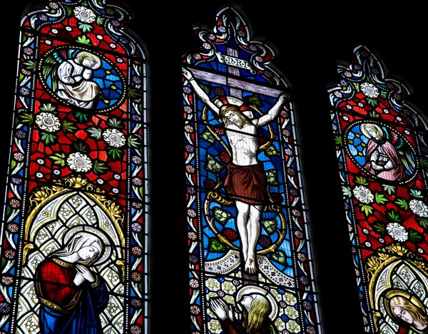 Detail náboženské obarví-skleněná okna v kostele — Stock fotografie