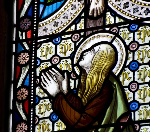 在教堂的彩色玻璃宗教窗口的详细信息 — 图库照片