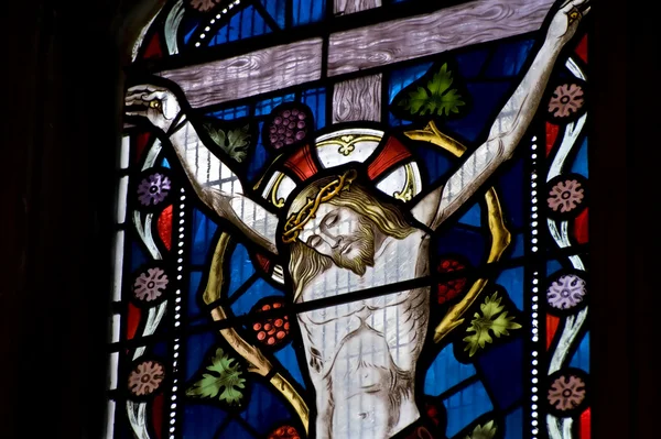 Деталь витража религиозного окна в церкви — стоковое фото