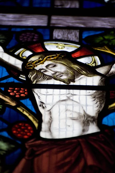Detalj av religiösa glasmålning i kyrkan — Stockfoto