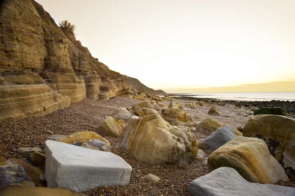 มุมมองที่สวยงามของชายหาดที่พระอาทิตย์ขึ้นพร้อมรายละเอียดหิน — ภาพถ่ายสต็อก