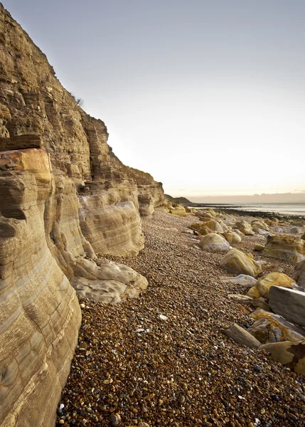 Krásný výhled na pláž za úsvitu s rock detaily — Stock fotografie
