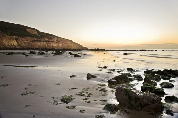 Hermosa vista de la playa al amanecer y la marea baja — Foto de Stock