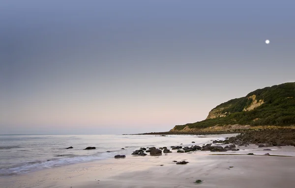Hermosa vista de la playa al amanecer y la marea baja —  Fotos de Stock