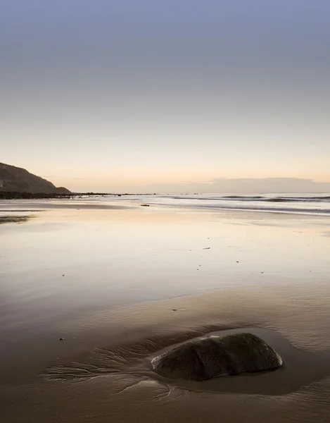 Hermosa vista de la playa al amanecer y la marea baja — Foto de Stock
