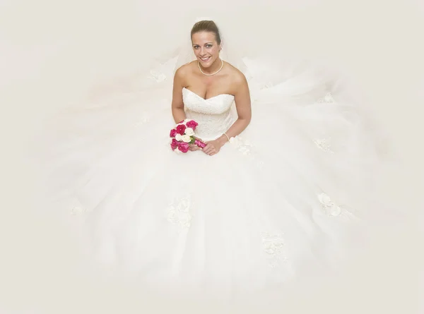 Bellissimo ritratto di attraente giovane sposa circondata da vestito — Foto Stock