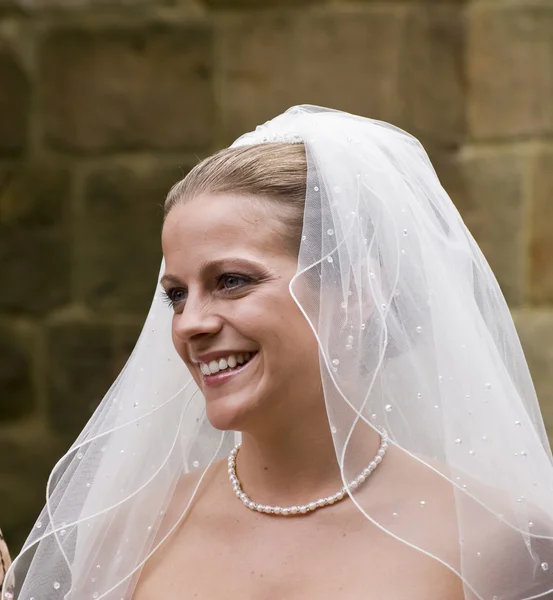 Foto close up pengantin muda yang menarik bahagia dan tersenyum secara alami — Stok Foto