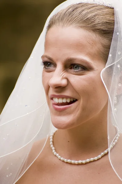 Portret van aantrekkelijke jonge bruid gelukkig en lachende Nature Close-up — Stockfoto