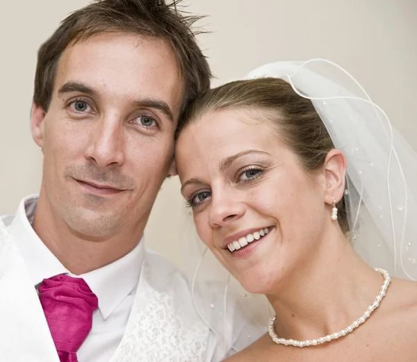Formal portrait of smiling bride and groom — Stock Photo, Image