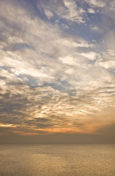 Belo pôr-do-sol de brilho ardente refletido na longa exposição suave se — Fotografia de Stock