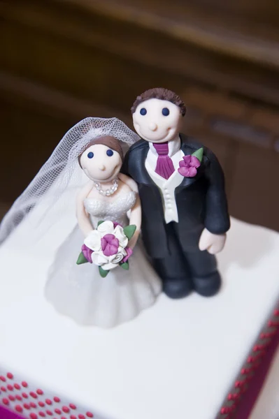 Noiva e noivo detalhe ornamentos bolo de casamento — Fotografia de Stock
