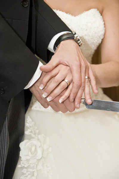 Detalj av brud och brudgum skära bröllopstårta — Stockfoto