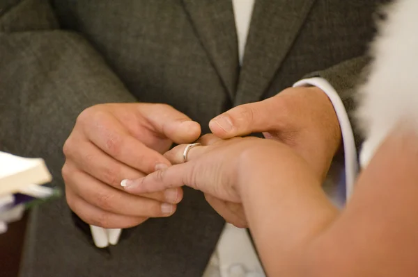 Κοντινό πλάνο λεπτομέρεια του γαμπρού βάζοντας το γαμήλιο δαχτυλίδι στο δάχτυλό της νύφης — Φωτογραφία Αρχείου