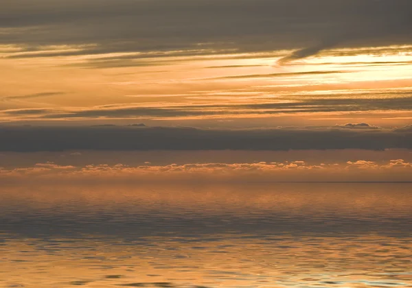 Hermosa puesta de sol dorada reflejada en agua quieta — Foto de Stock
