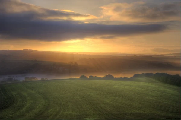 Atemberaubender Sonnenaufgang über dem Süden senkt landwirtschaftliche Felder — Stockfoto