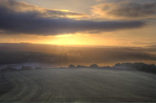 Atemberaubender Sonnenaufgang über dem Süden senkt landwirtschaftliche Felder — Stockfoto