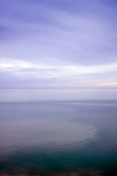 Larga exposición desenfoque del mar por la noche — Foto de Stock