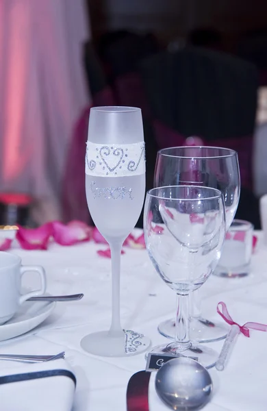 Деталь свадебного бокала шампанского с надписью невесты — стоковое фото