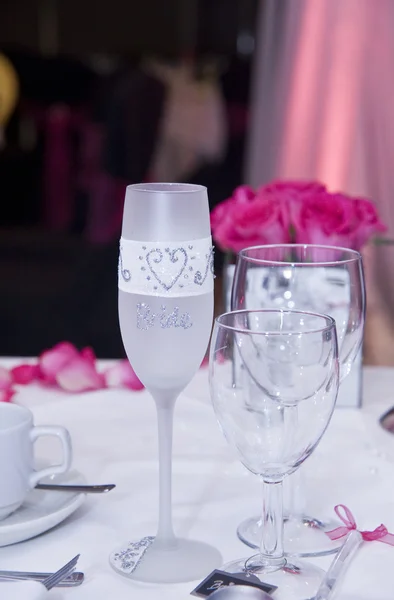 Detail svatební šampaňské skla s ženichem napsáno na něm — Stock fotografie