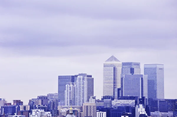 Koude getinte afbeelding van Londen financiële district vertegenwoordigen emotieloos busi — Stockfoto