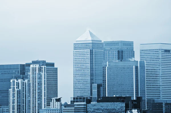 Cold toned image of London financial district representing emotionless busi — Stock Photo, Image