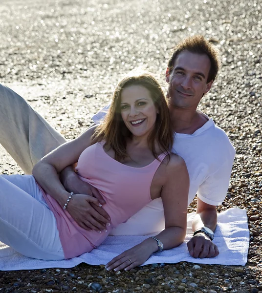 夏の太陽ビーチで若い魅力的なカップル — ストック写真
