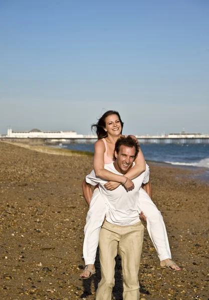 Joven pareja atractiva en la playa en verano sol —  Fotos de Stock
