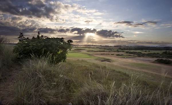 Vista do pôr do sol através de ligações campo de golfe — Fotografia de Stock