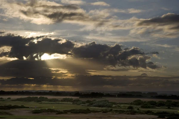 일몰 하늘에 링크스 골프 코스 전체 보기 — 스톡 사진