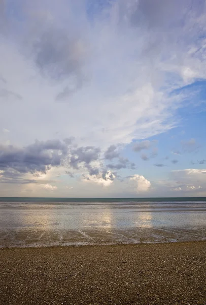 Vista sul mare dalla spiaggia con bassa marea e tramonto — Foto Stock