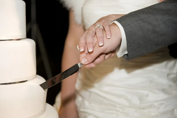 Νύφη και γαμπρός κοπή γαμήλια τούρτα — Φωτογραφία Αρχείου