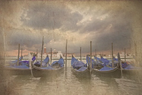 Retro grunge foto av gondoler guppade i lagunen utanför san mar — Stockfoto