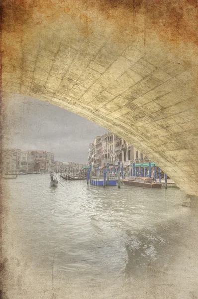Photo grunge rétro de Low view à travers le pont du Rialto le long du Grand — Photo