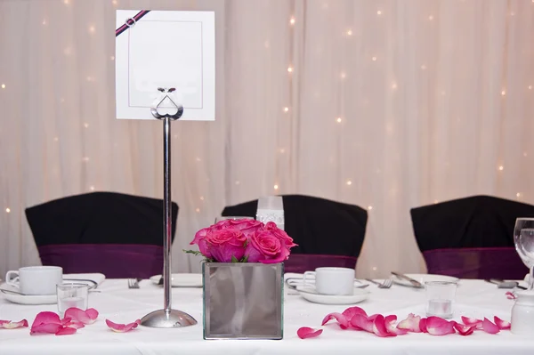 Настройка свадебного стола с пустым местом для копирования в меню — стоковое фото