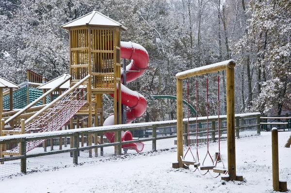 Пустая детская площадка в снегу — стоковое фото