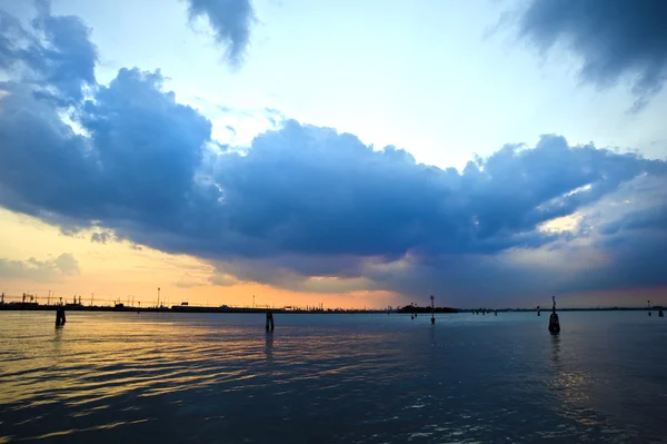 Puesta de sol sobre Venecia lagon — Foto de Stock