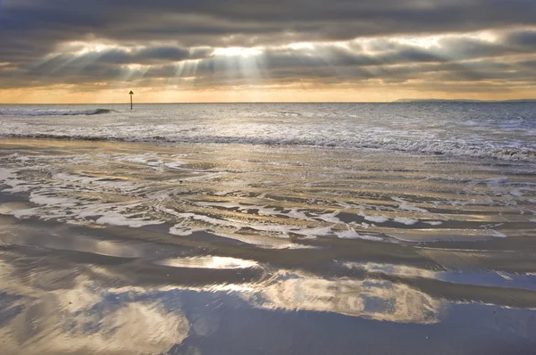 Ohromující inspirativní slunce obrázek s zářící paprsky slunce nad travnatým písek — Stock fotografie