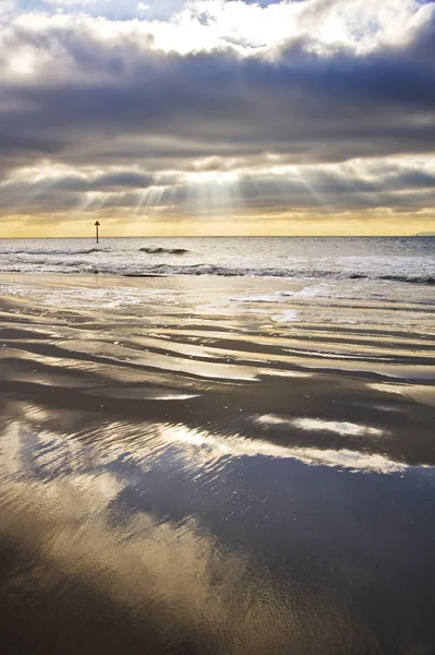 Splendida immagine ispiratrice tramonto con raggi di sole incandescenti su sabbia erbosa — Foto Stock