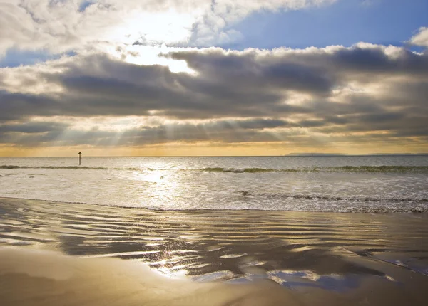 Lenyűgöző inspiráló naplementés kép-val izzó v. gerendák, füves, homok — Stock Fotó
