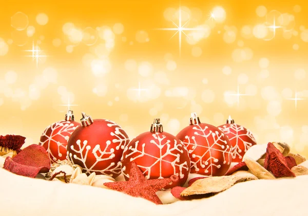 Červené vánoční ozdoby na zlaté bokeh rozmazané pozadí — Stock fotografie