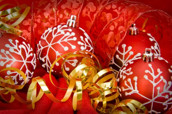Chrsitmas decoraties rode kerstballen en linten Stockfoto