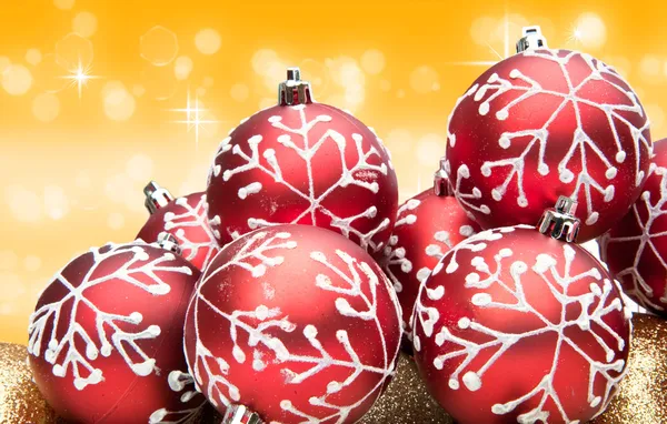 Röd jul Julgranskula Dekorationer på varma gyllene bakgrund — Stockfoto
