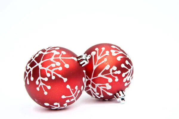 Due rosso Natale bauble albero decorazioni su sfondo bianco — Foto Stock