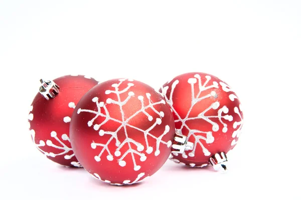 Три красных рождественских безделушки украшения на белом фоне — стоковое фото