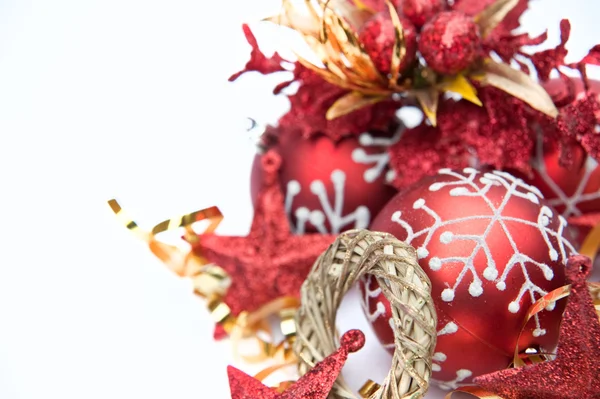 Decorações de Natal tema vermelho contra fundo branco — Fotografia de Stock