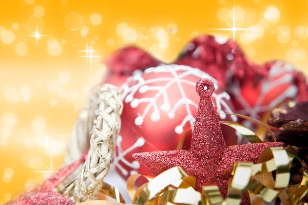 Red theme Christmas decorations against golden background — Stock Photo, Image
