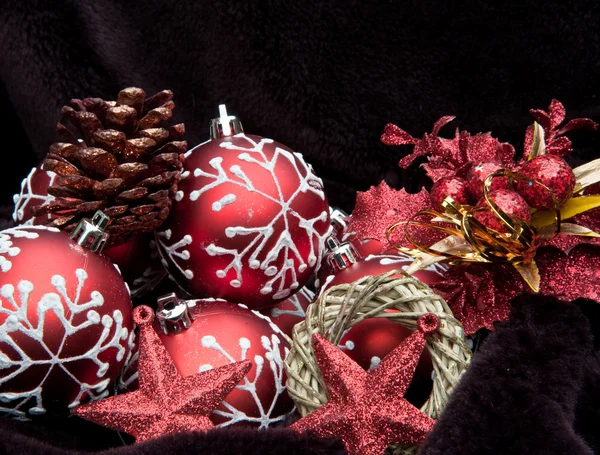 Decorações de Natal tema vermelho contra fundo de veludo escuro — Fotografia de Stock