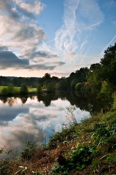 秋の湖を渡って風景秋の色と空の反射 — ストック写真
