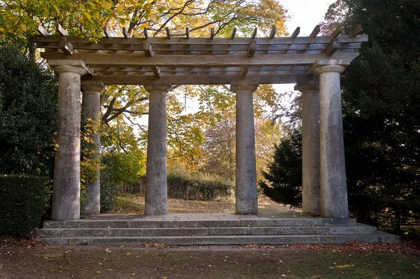 Pagode de style romain avec piliers et toit en treillis — Photo
