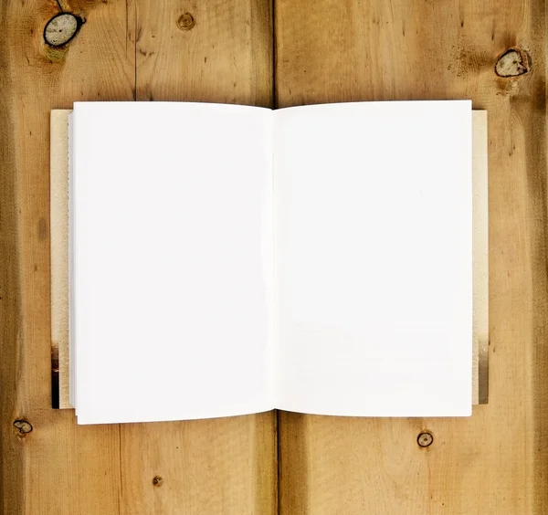 Visão de olho de pássaro de páginas de livro em branco abertas sobre fundo de madeira — Fotografia de Stock